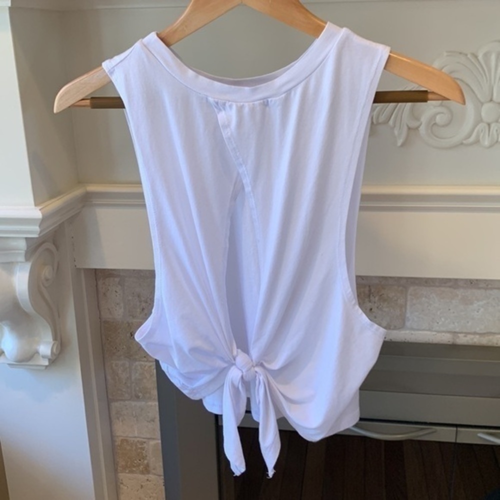 Forever 21 in luv White tie back cropped workout tank size xs extra small